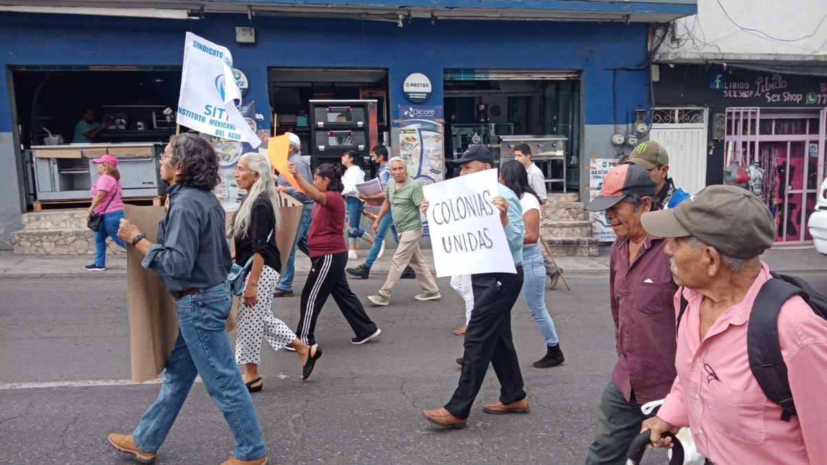 Marchan integrantes de 'Colonias Unidas' en demanda de agua potable