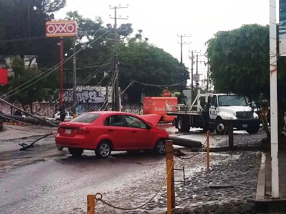 Derribó un poste de energía eléctrica y se dio a la fuga