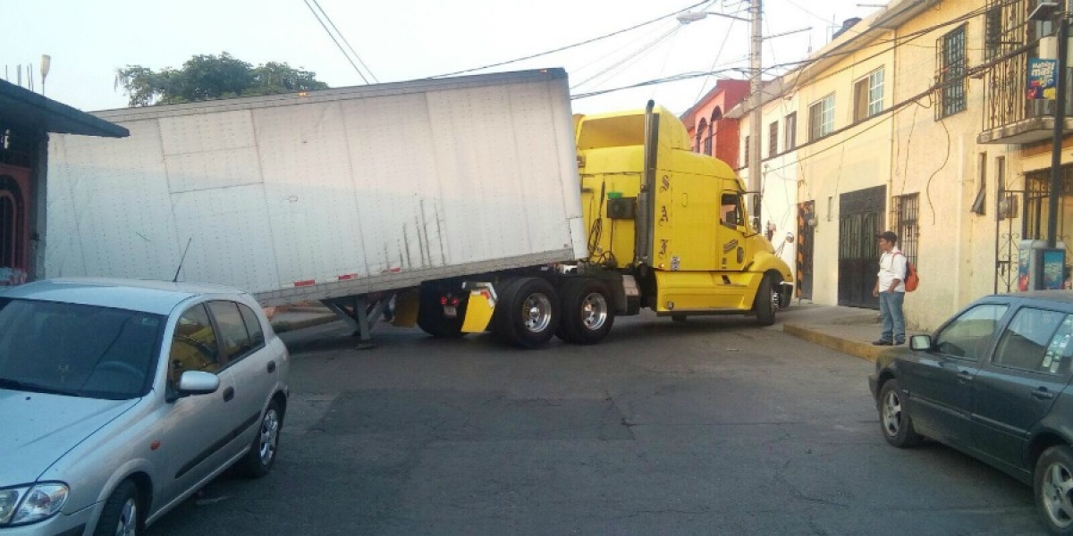 Tráiler queda atorado en calles de la colonia Satélite