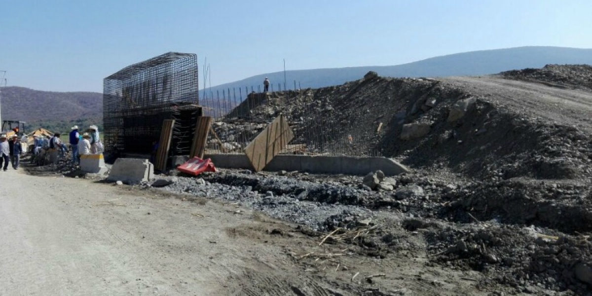 Paran ejidatarios de Tlaquiltenango trabajos de construcción en la autopista Siglo XXI