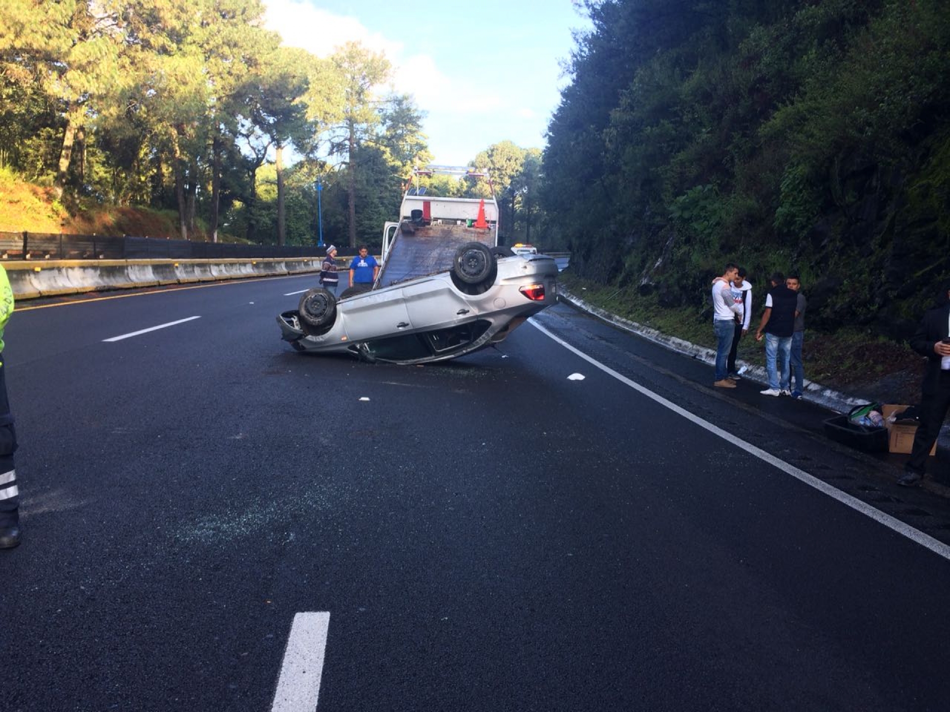 Vuelca automóvil en la autopista México-Cuernavaca