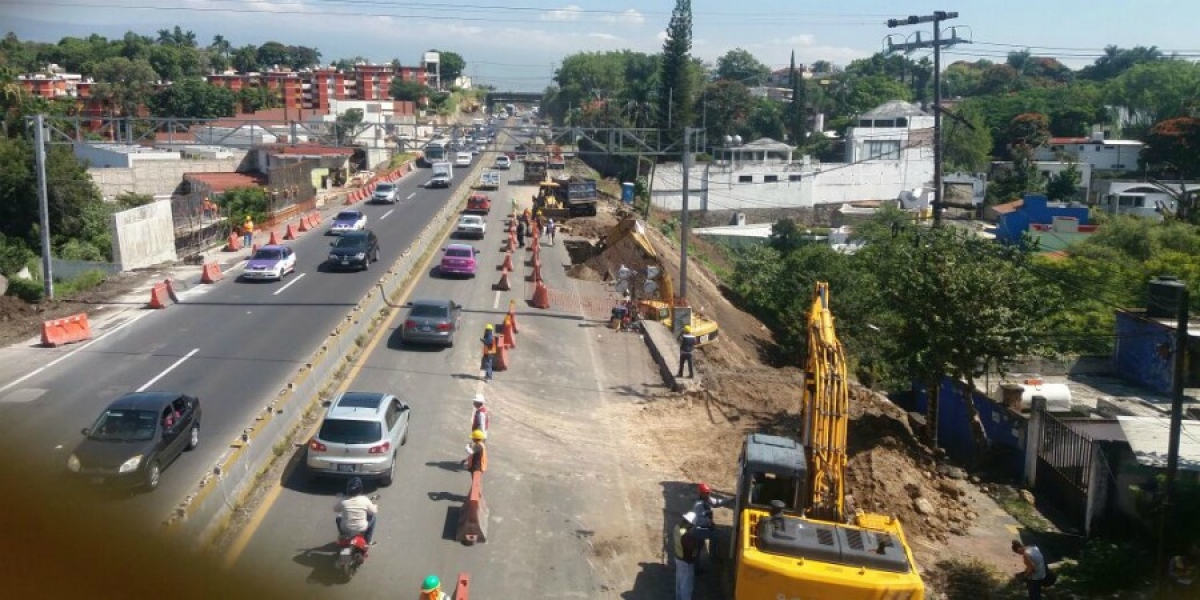 Continúan los trabajos para reparar socavón en el libramiento Cuernavaca