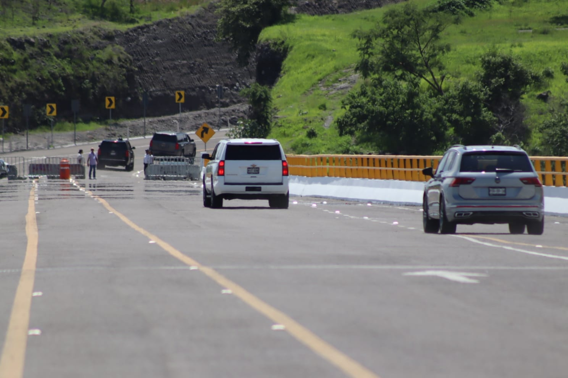 Acudieron AMLO y la presidenta electa Claudia Sheinbaum al 'puente sin fin', al sur de Cuernavaca