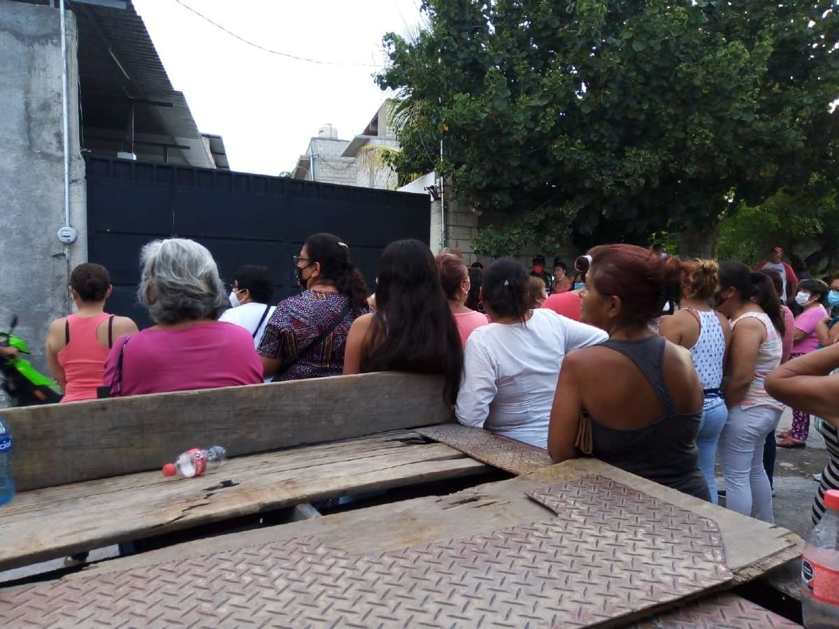 Se manifiestan vecinos en casa de la alcaldesa de Zacatepec