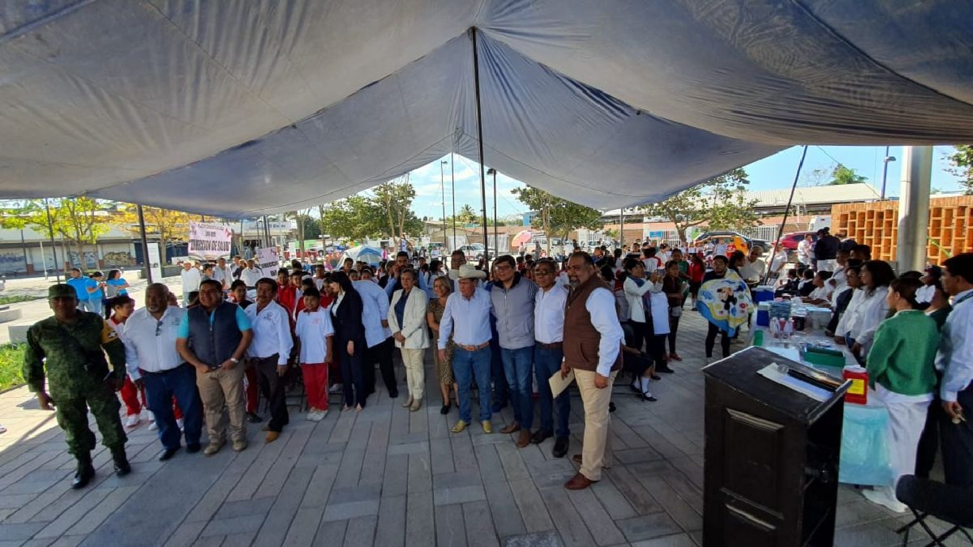 Llevan servicios de salud gratuitos a pobladores de Anenecuilco