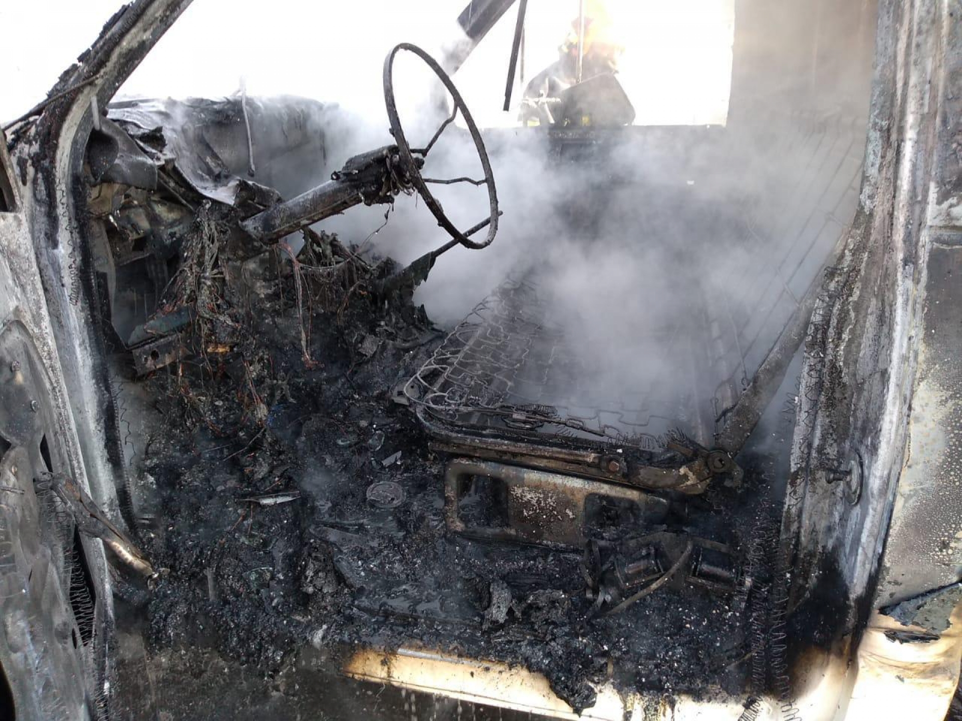 Se incendia camioneta en el Paso Exprés