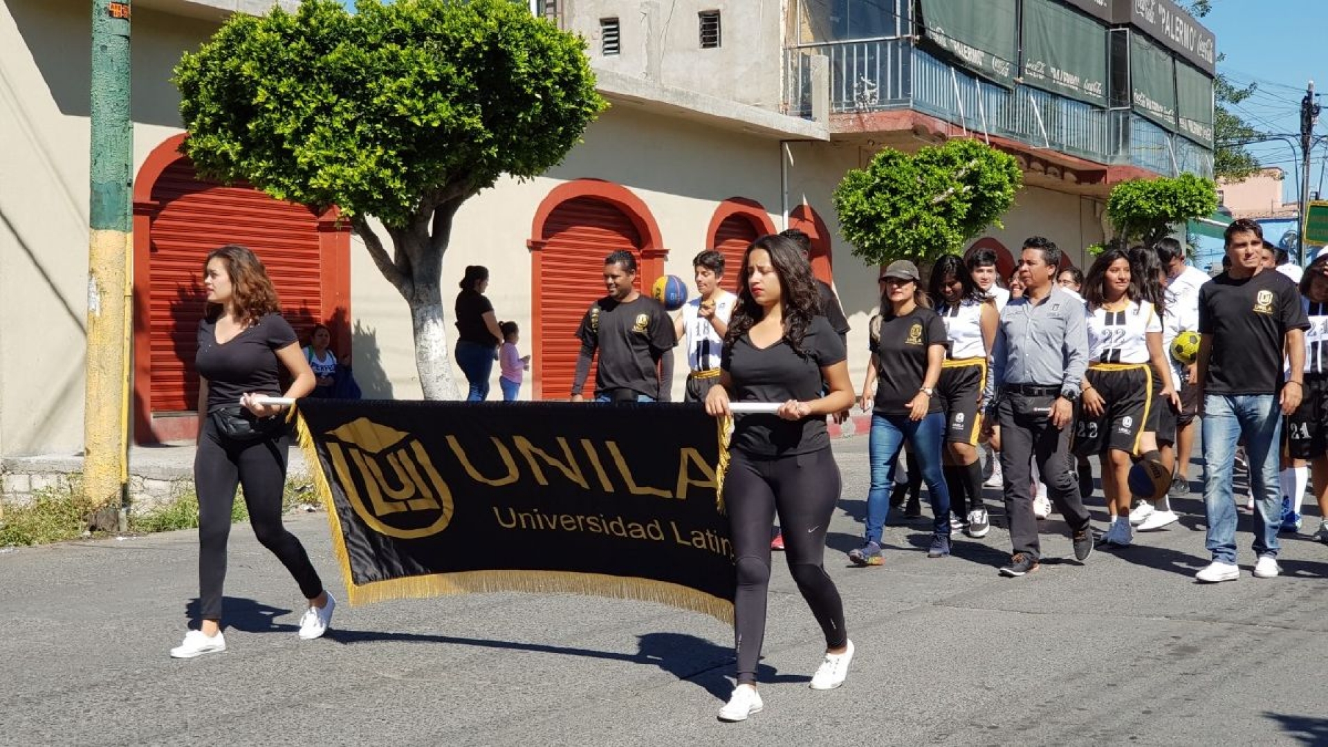 Sin la presencia del alcalde, se realiza desfile en Cuautla