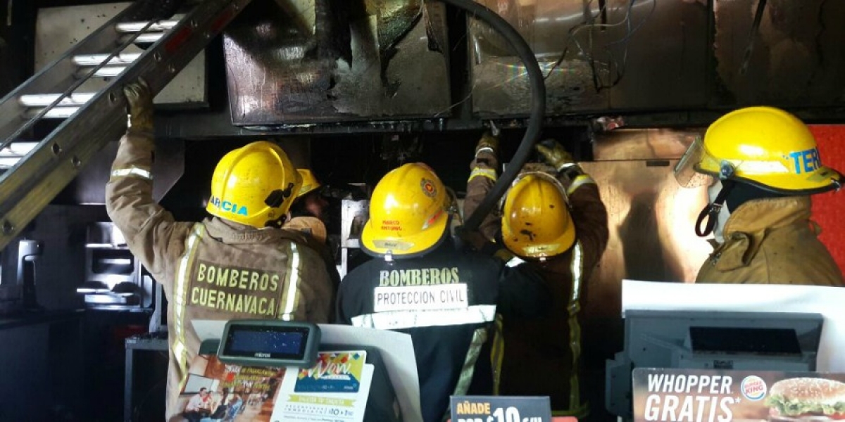 Sofocan bomberos incendio en "Burger King"