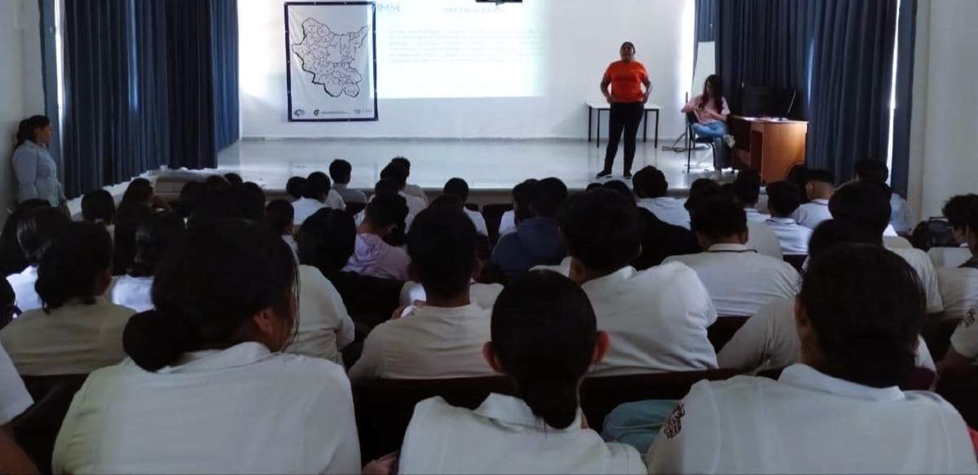 Estudiantes de Ayala reciben orientación para prevenir violencia en las juventudes