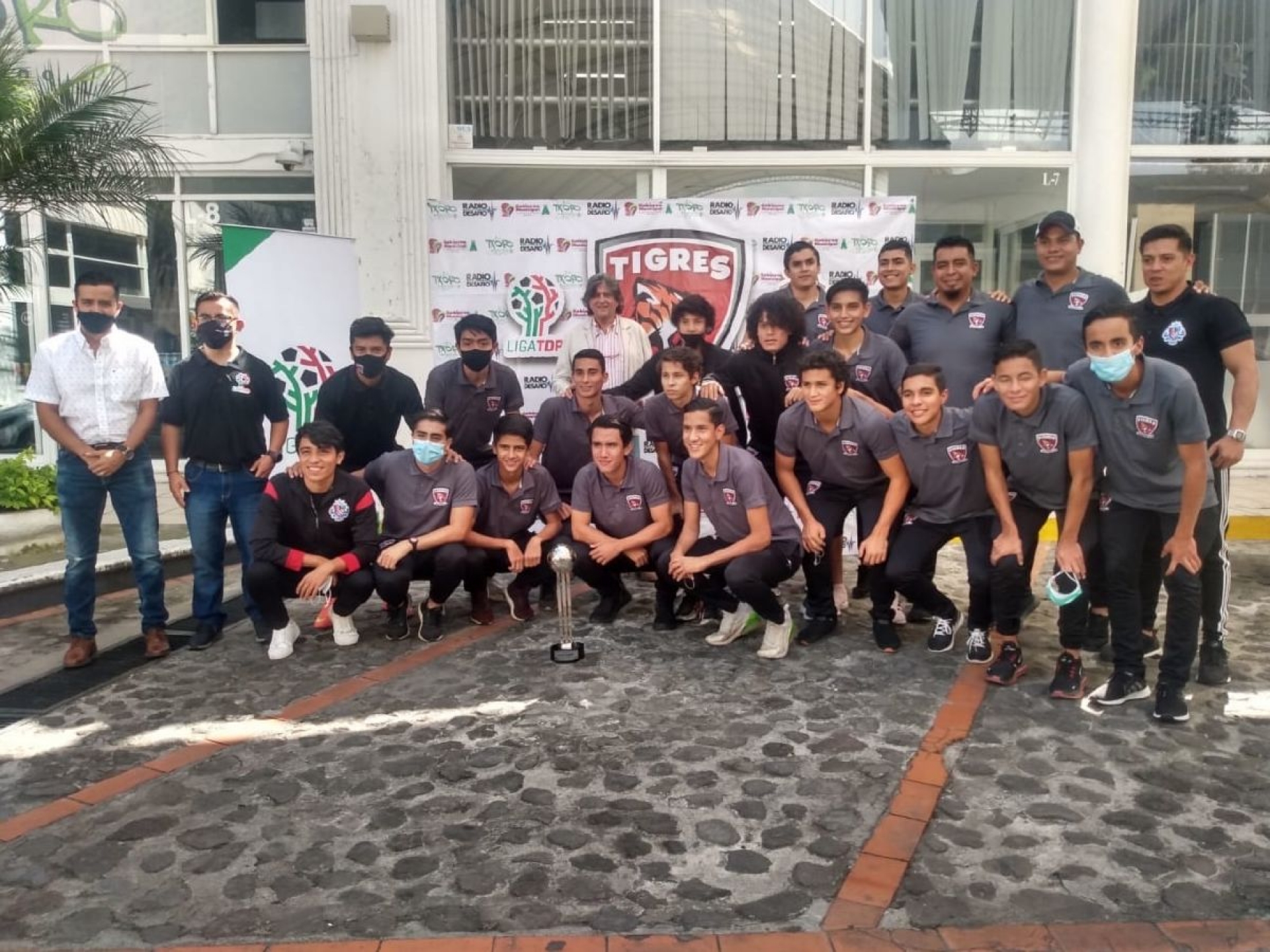 Tigres Yautepec recibe trofeo de campeón del Grupo VI