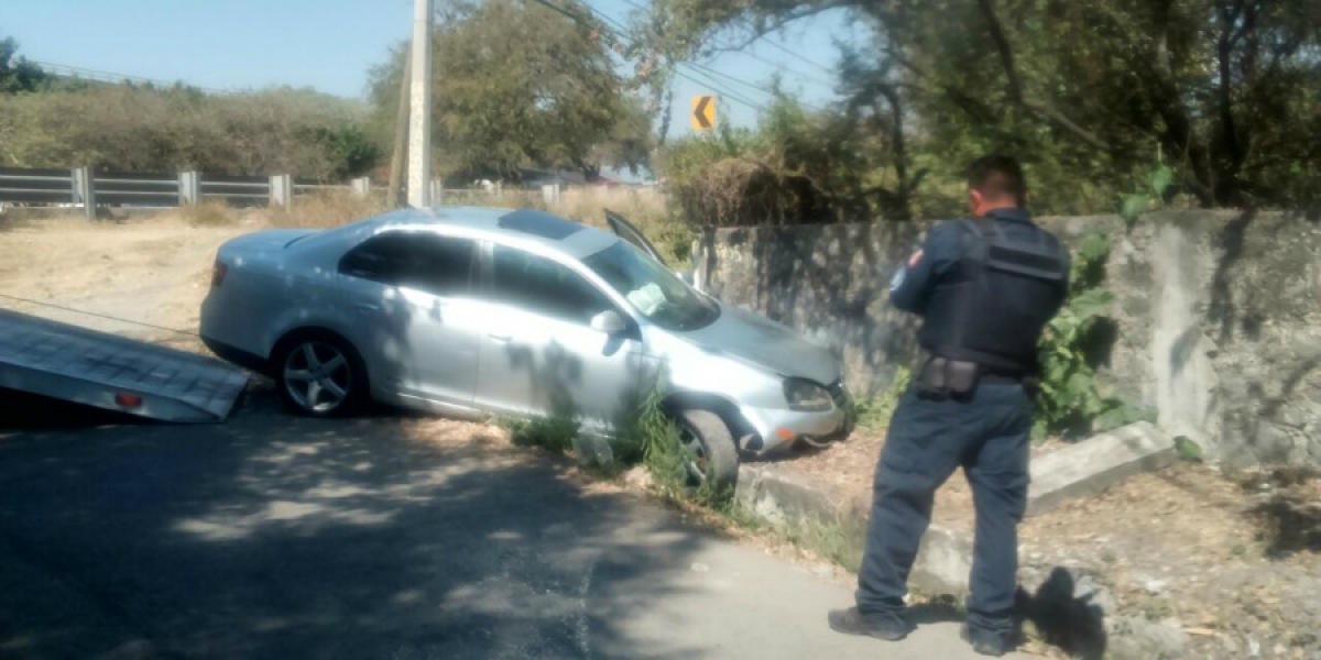 Abandonan vehículo presuntamente utilizado para saquear una casa