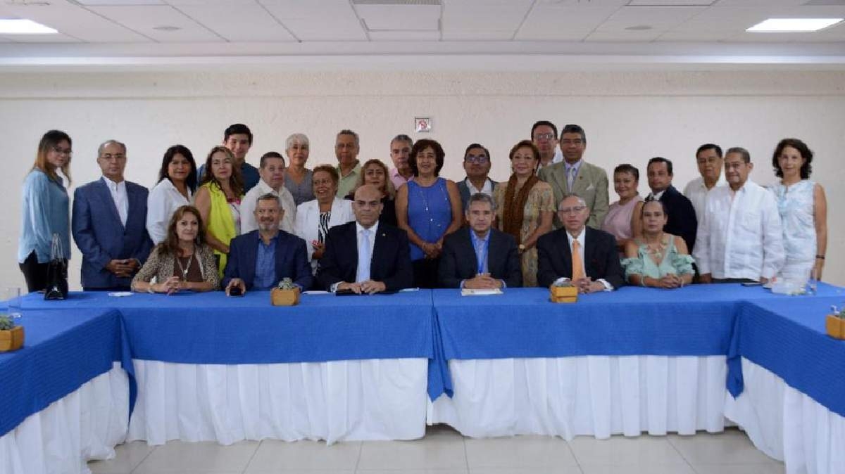 Entrega la Barra de abogados al alcalde de Cuernavaca la presea como morelense distinguido