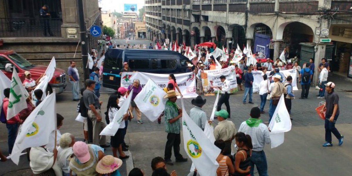 Campesinos bloquean centro de Cuernavaca; exigen apoyos al gobierno estatal