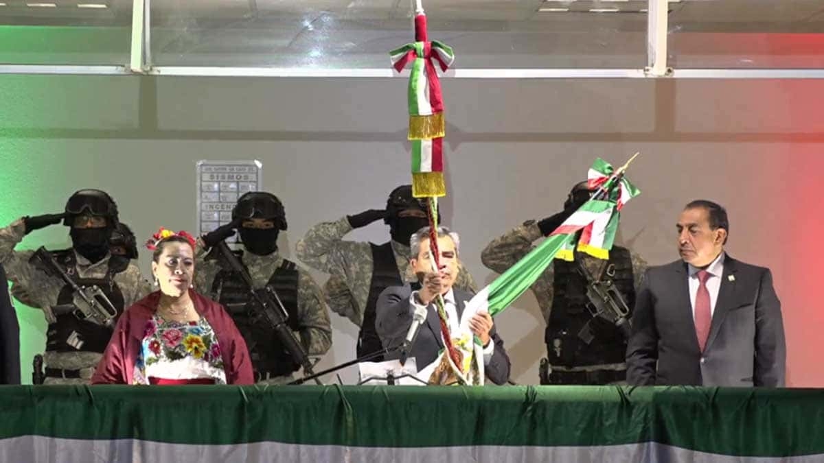 Alcalde de Cuautitlán Izcalli rompe cordón de campana en el Grito