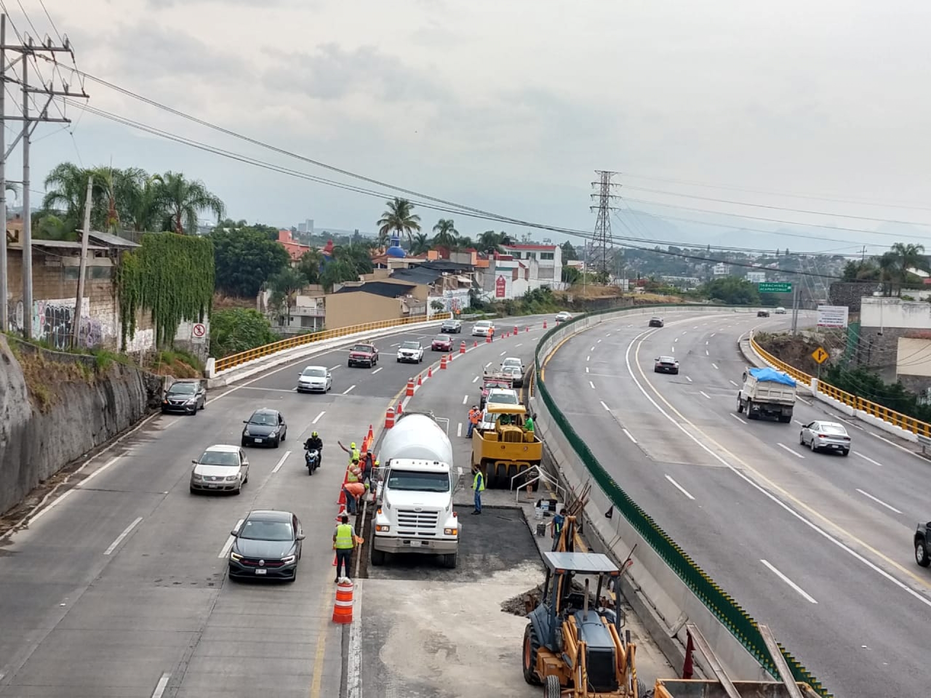 Continúa obra de mantenimiento en el libramiento Cuernavaca, a la altura de Palmira