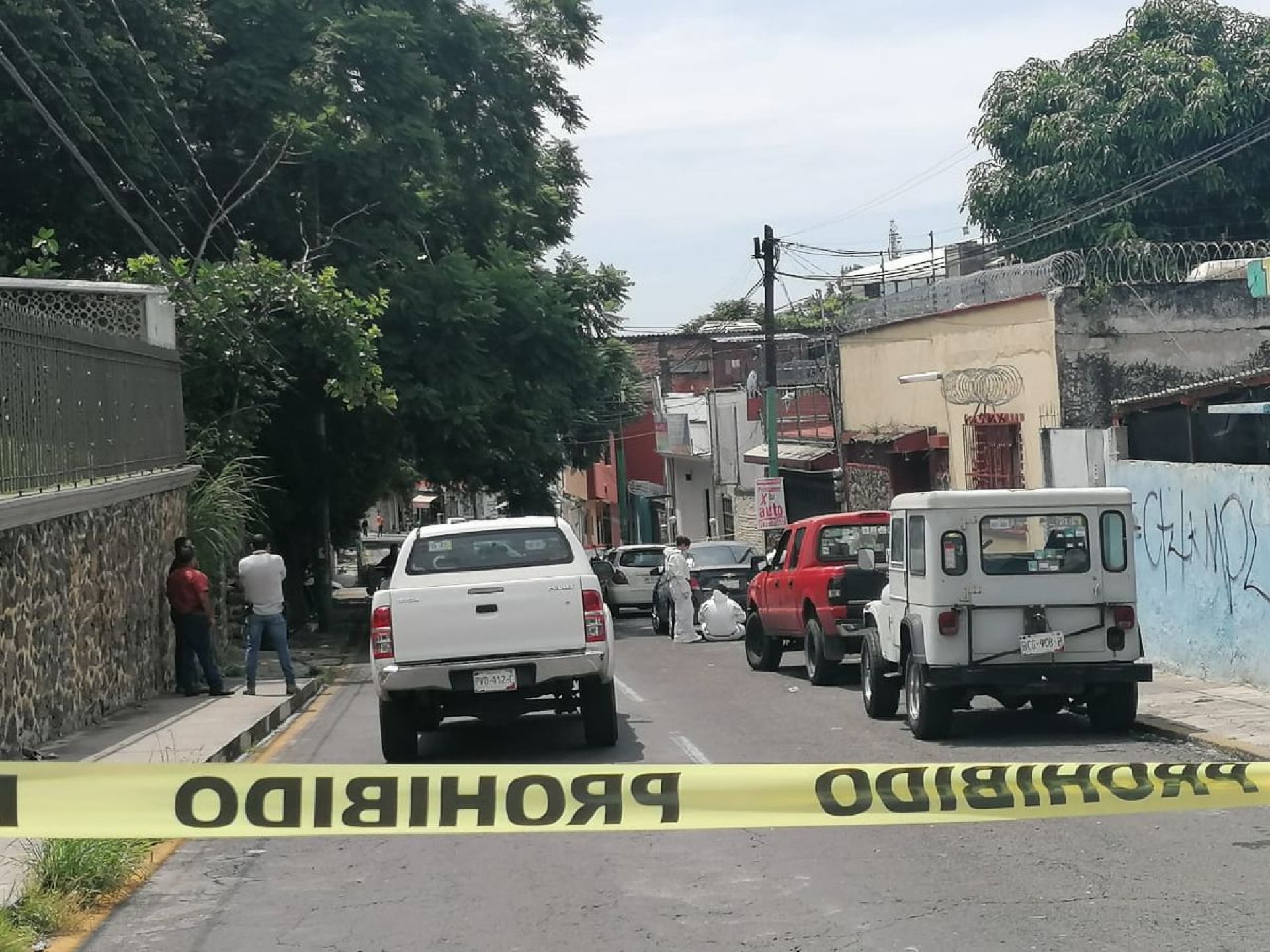 Hallan auto que habrían usado en asalto a dos joyerías