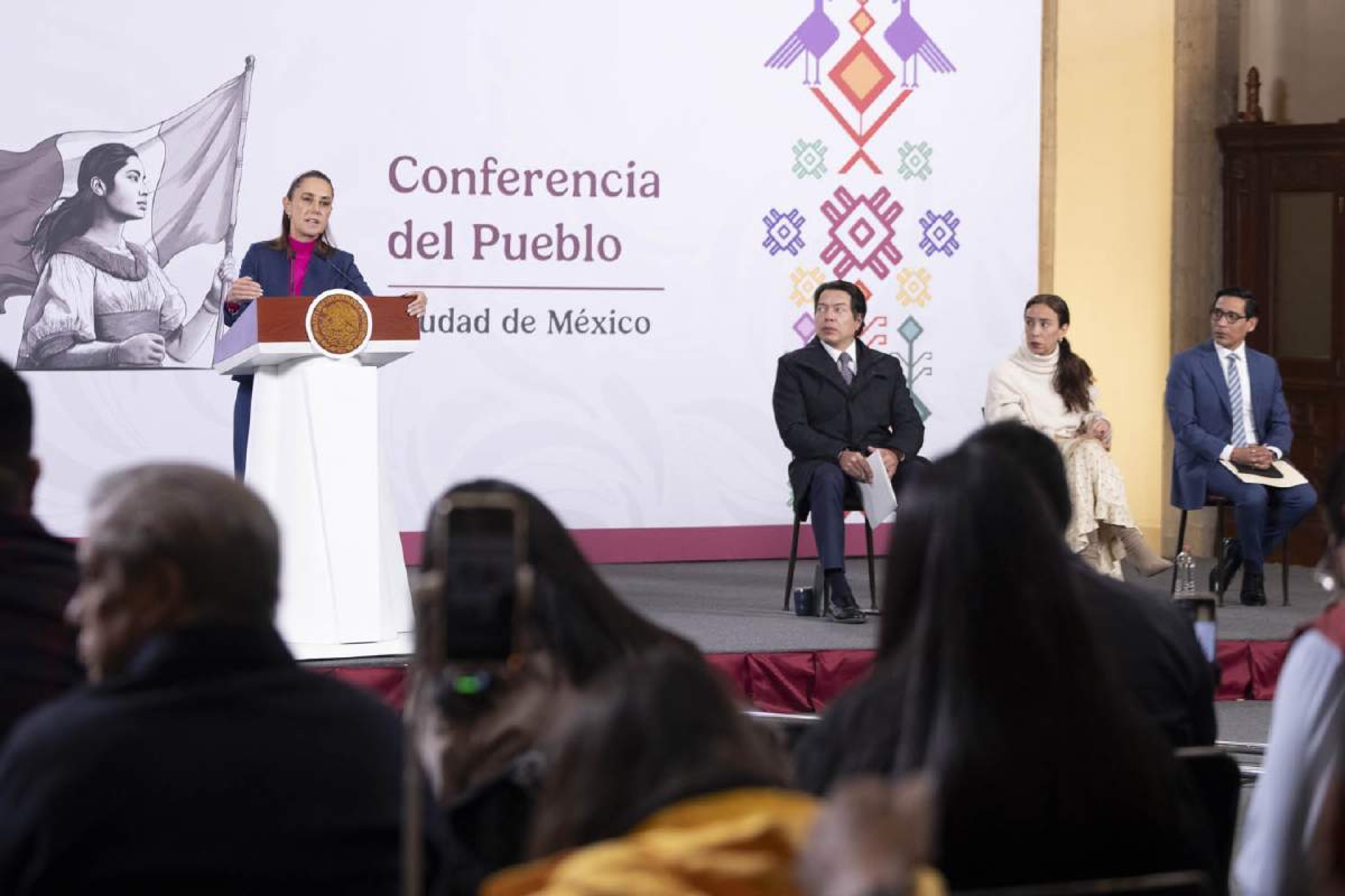 Anuncia Sheinbaum 'revolución' en educación media superior