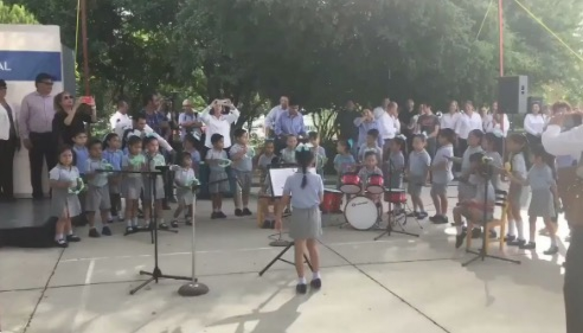 VIDEO: Pequeños de kínder 'se prenden' con la banda dominguera