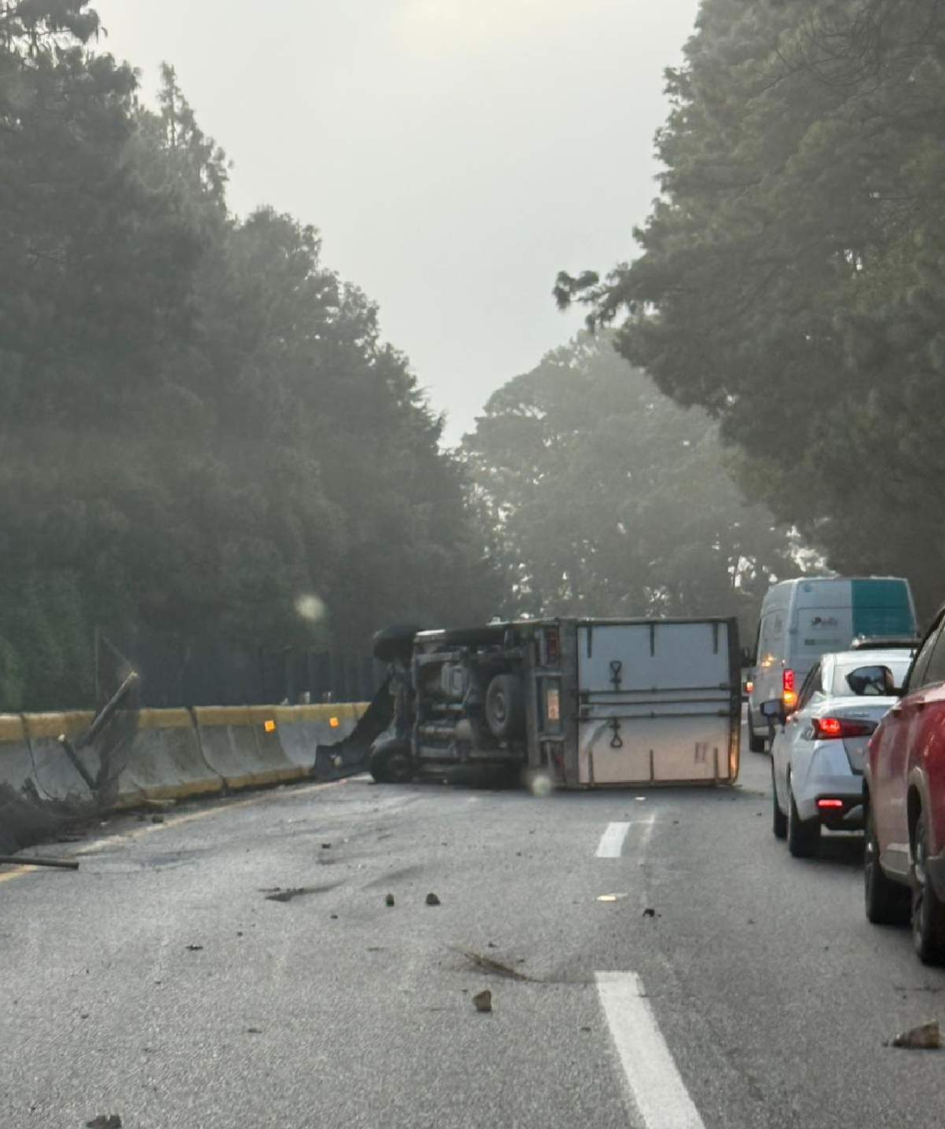 Vuelca camión en la México-Acapulco