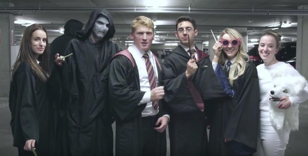 VIDEO: Recrean historia de Harry Potter en un estacionamiento