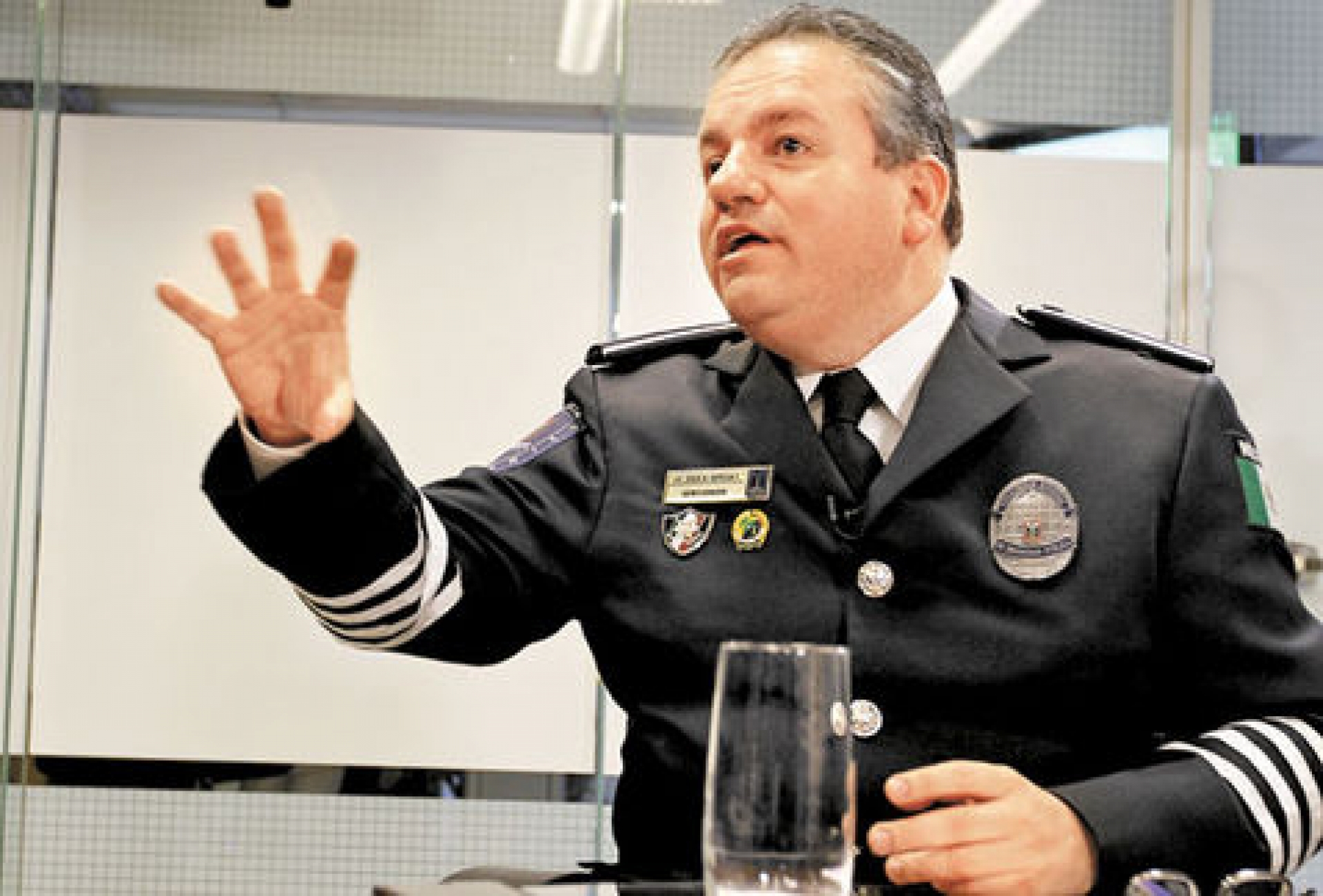 Atribuye Capella al viento y a un error humano la mortal electrocución de dos policías