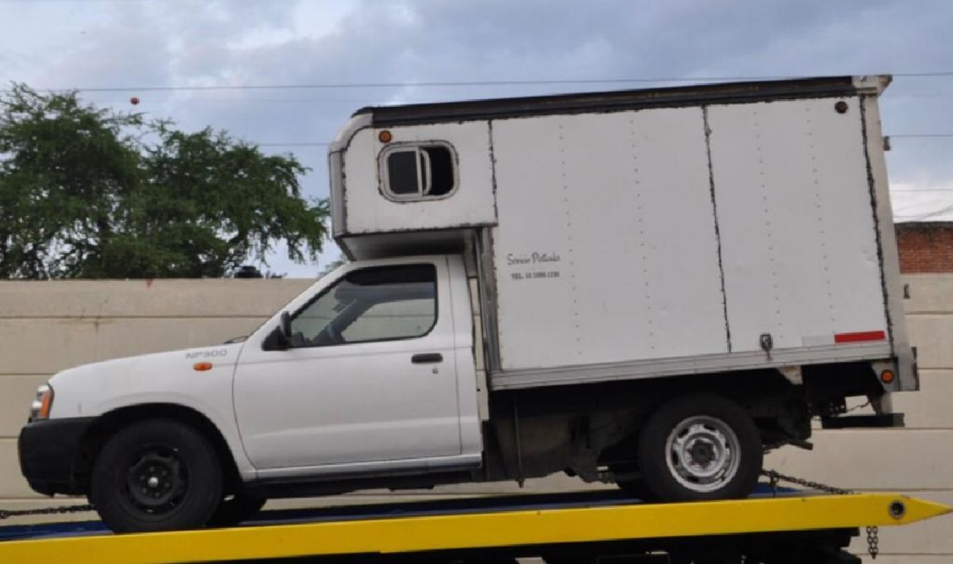 Arrestan a individuo por conducir una camioneta robada