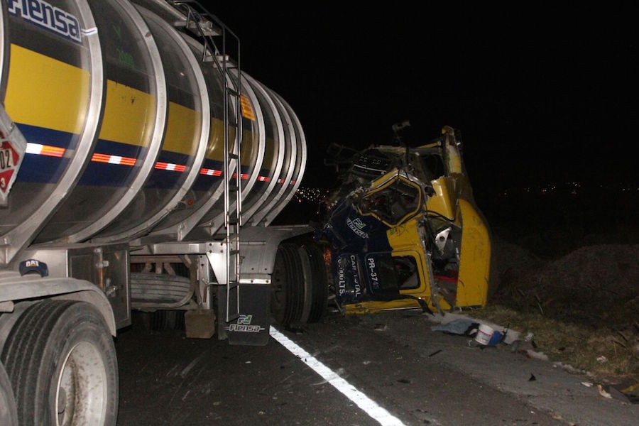 Un muerto, saldo del choque entre una pipa y un tráiler