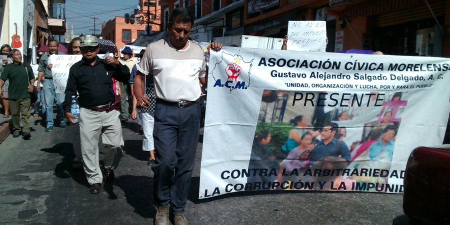 Se manifiestan ciudadanos ante el Congreso local en contra del incremento en el impuesto predial
