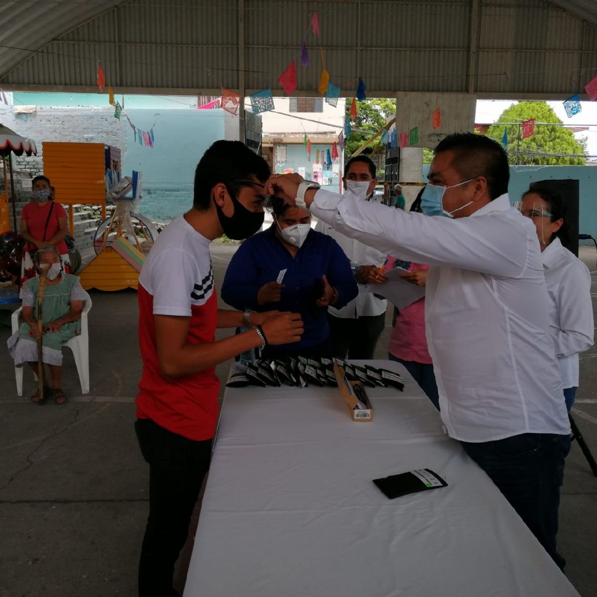Entrega Alfonso Sotelo lentes y sillas de ruedas a grupos vulnerables