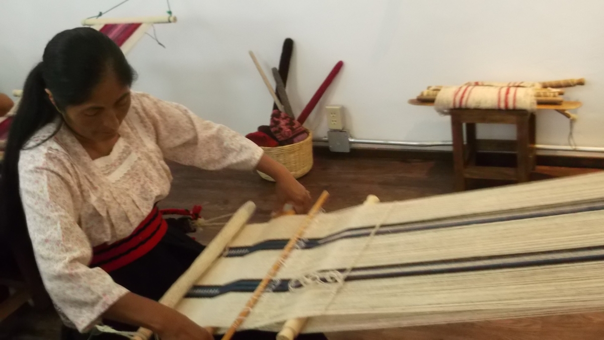 La elaboración de un gabán, puede tardar hasta un año