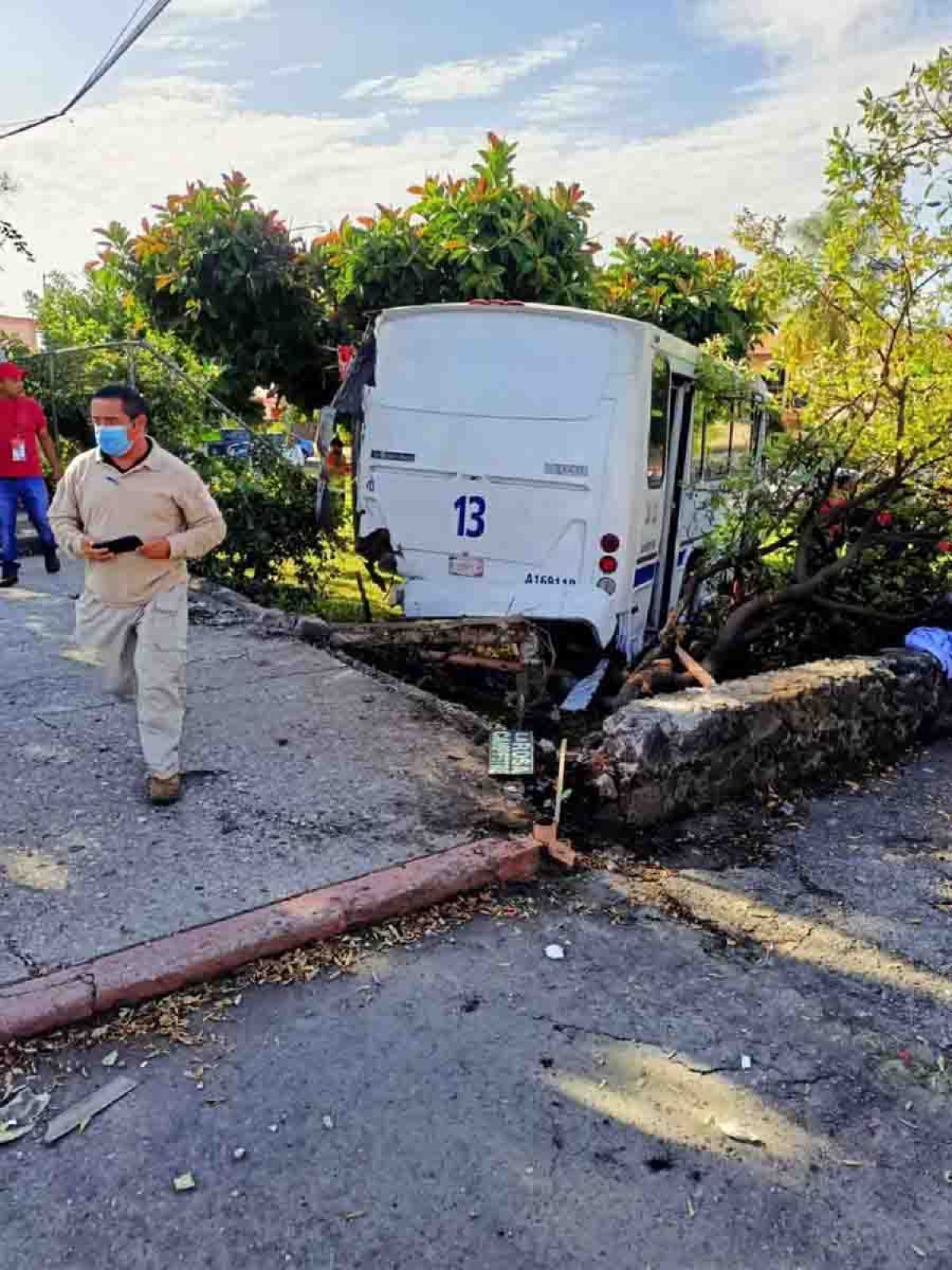 Imprudencia de rutero deja 12 lesionados