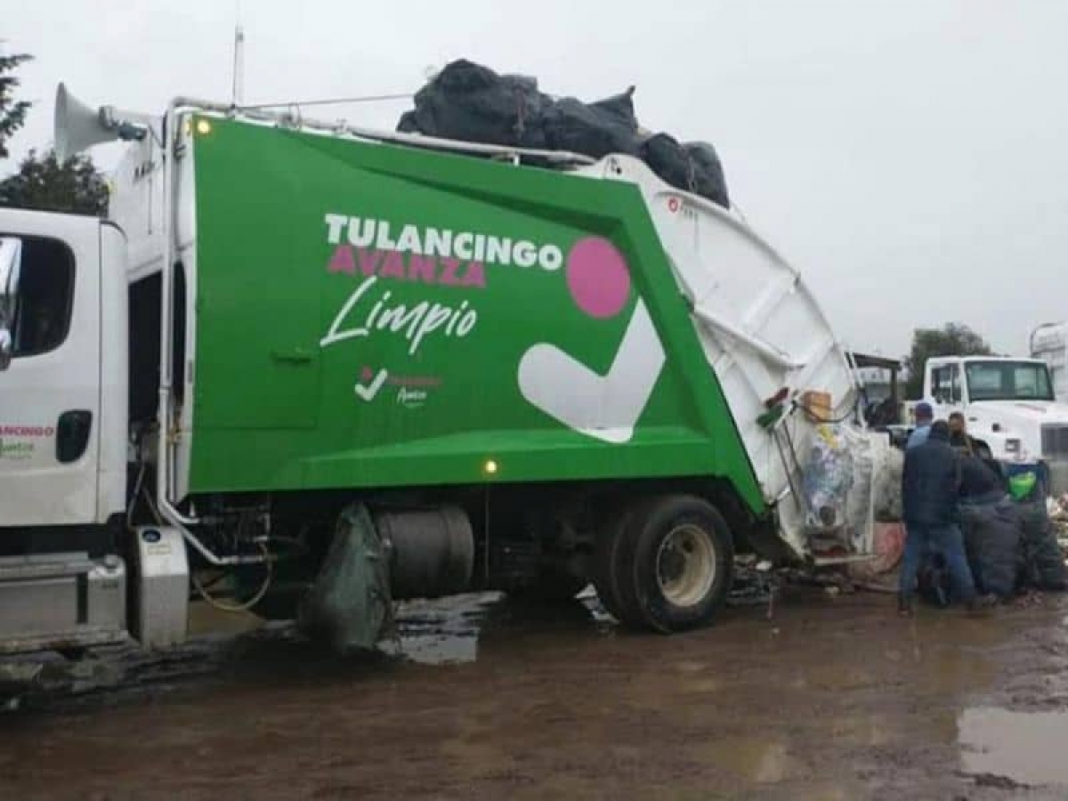Mujer tira a la basura bolsa llena de dinero en Hidalgo… trabajadores la devuelven