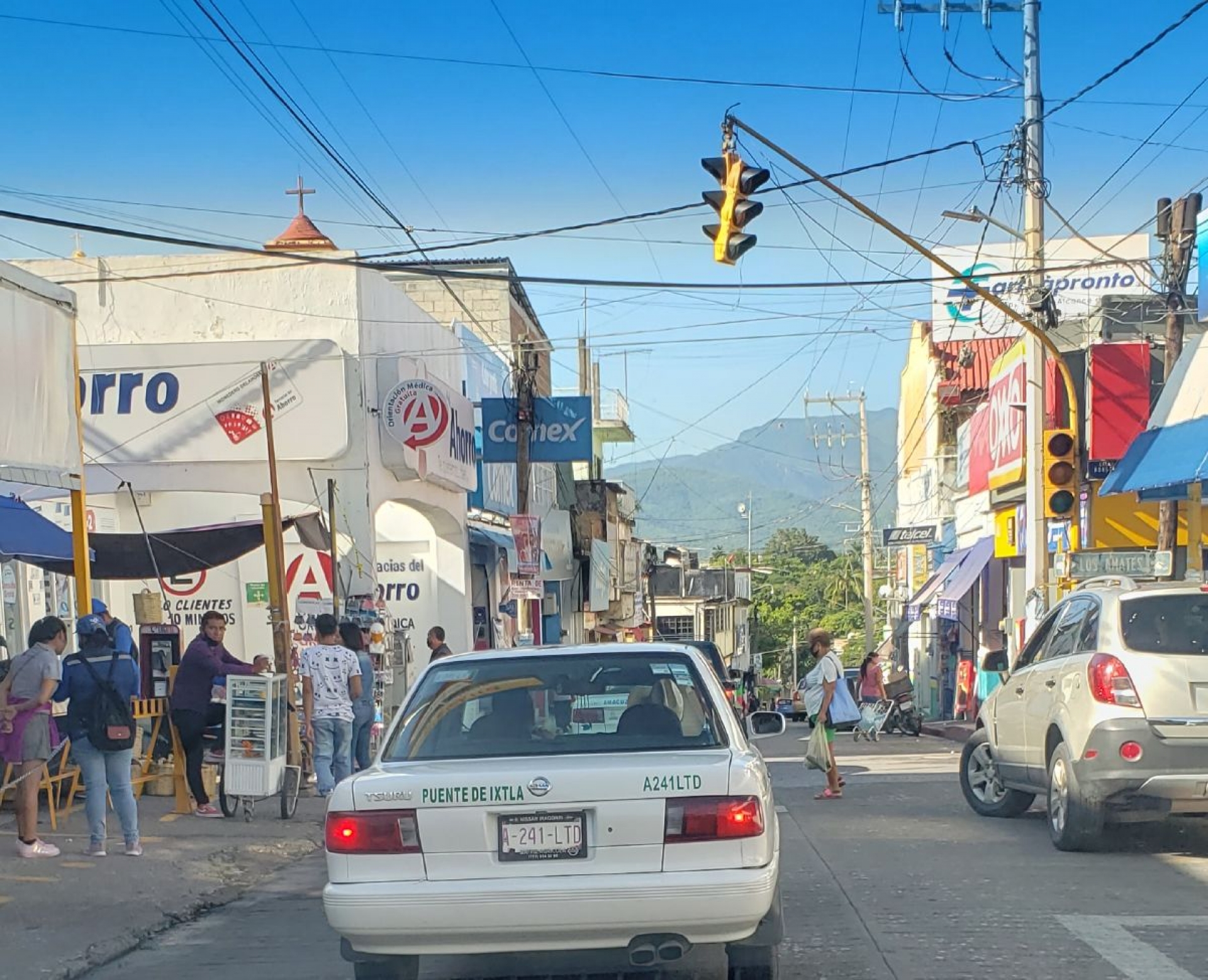 Vendedores ambulantes incumplen medidas sanitarias en Puente de Ixtla