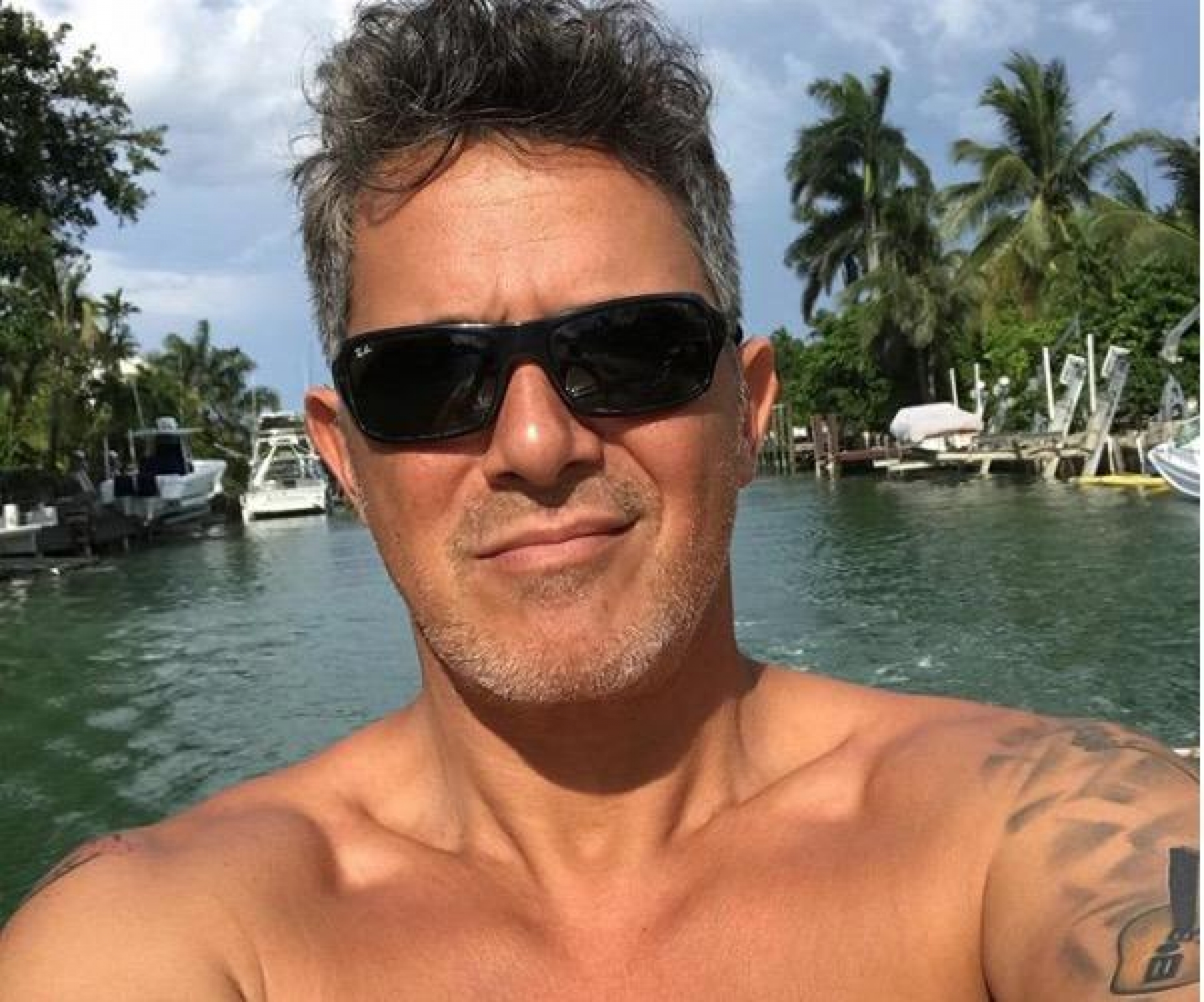 Alejandro Sanz llega al 5o piso y sus fans lo celebran