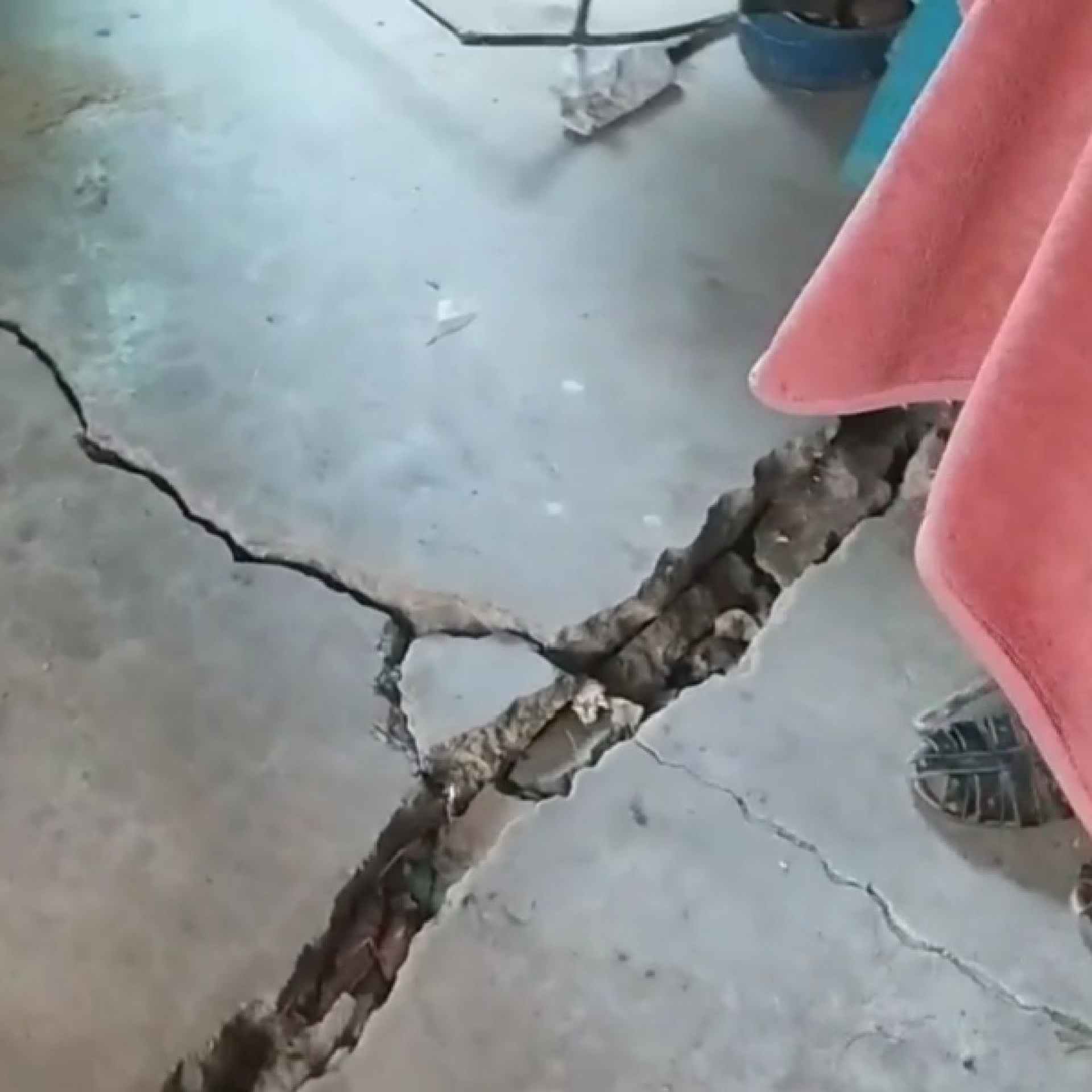 El sismo del 23 de junio dañó su casa aún más