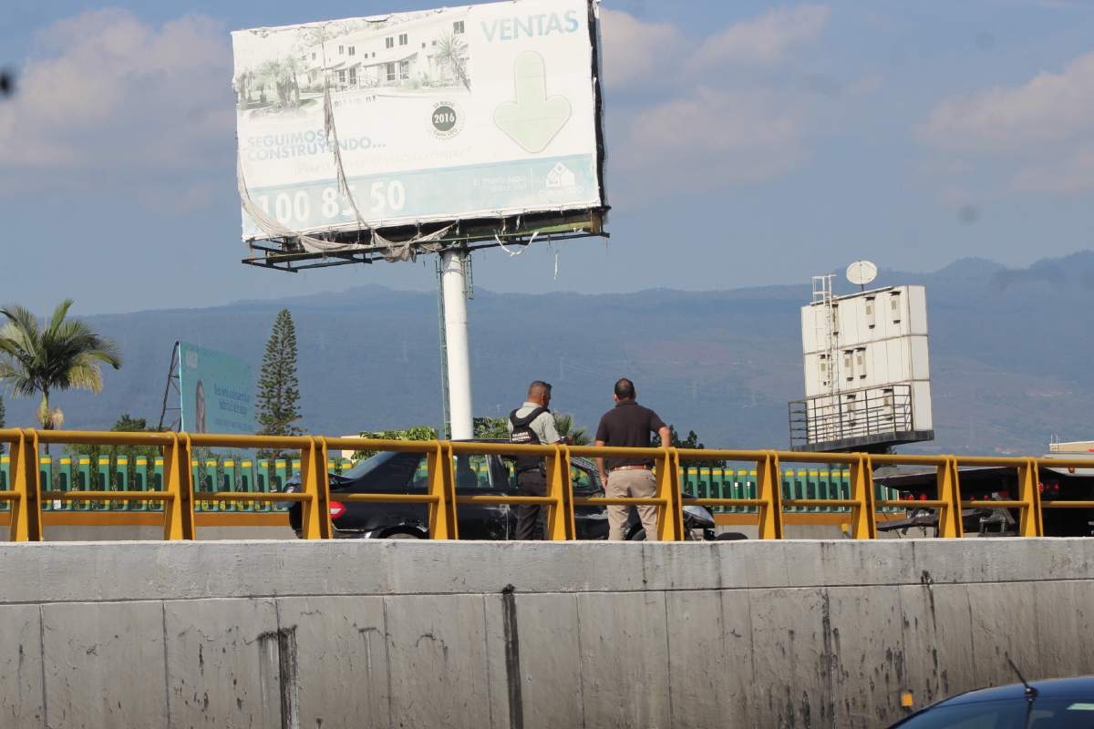 Se estrelló contra el muro central del paso exprés