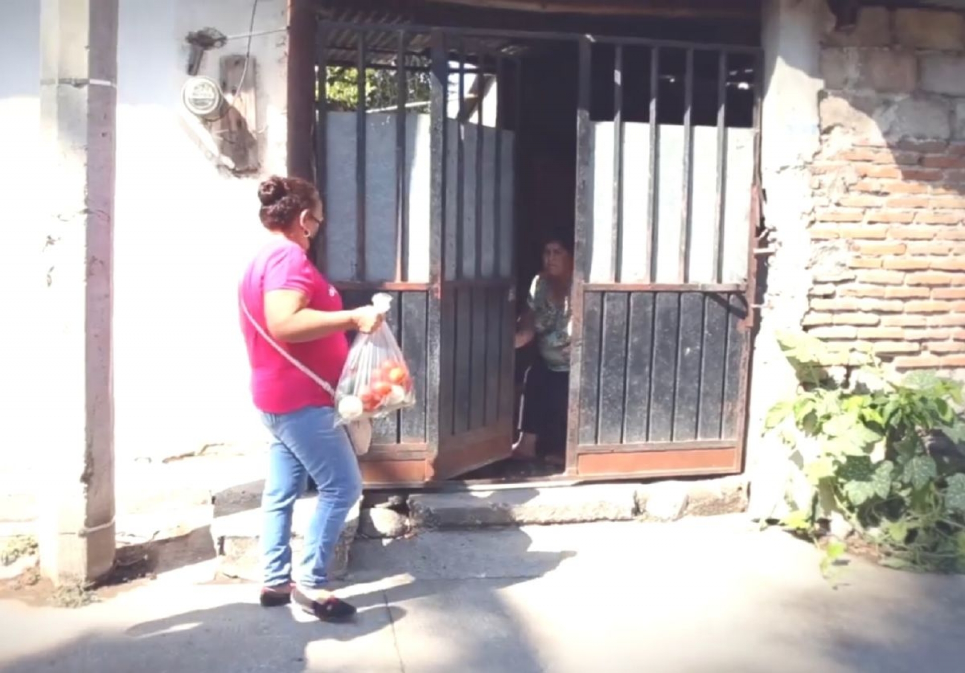 Vecinos entregan alimentos a las personas más necesitadas