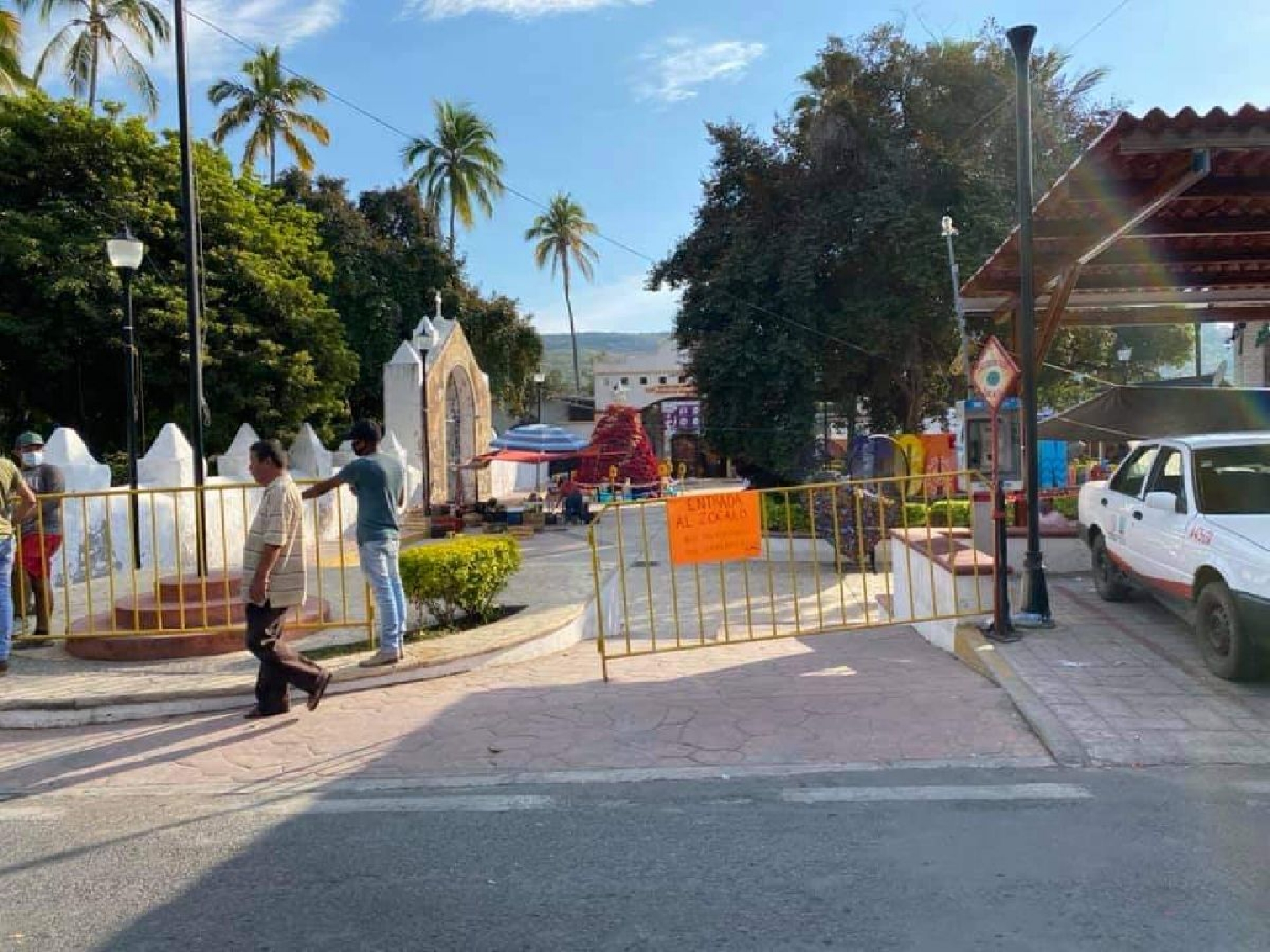 Restringen el acceso al zócalo municipal de Coatlán