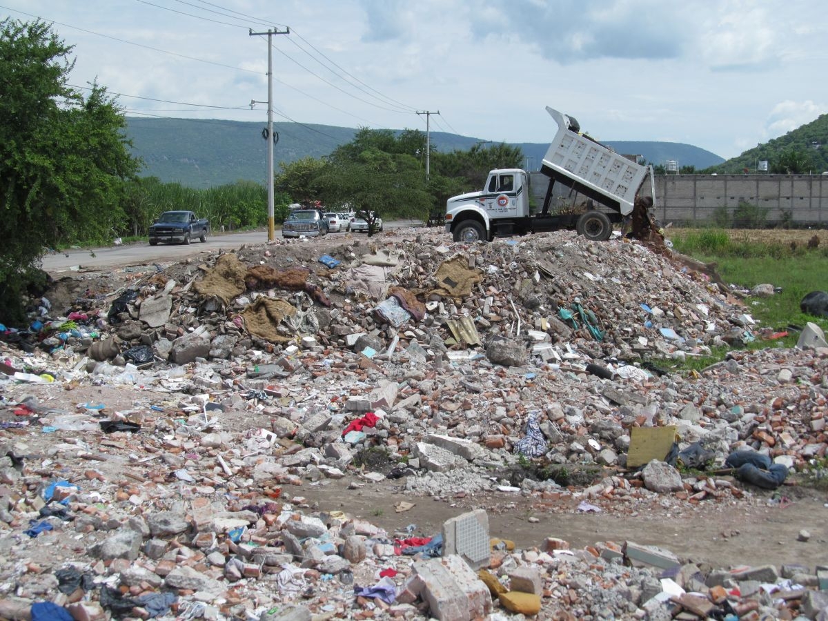 No hay orden en deposición de escombro, producto de demoliciones en Jojutla