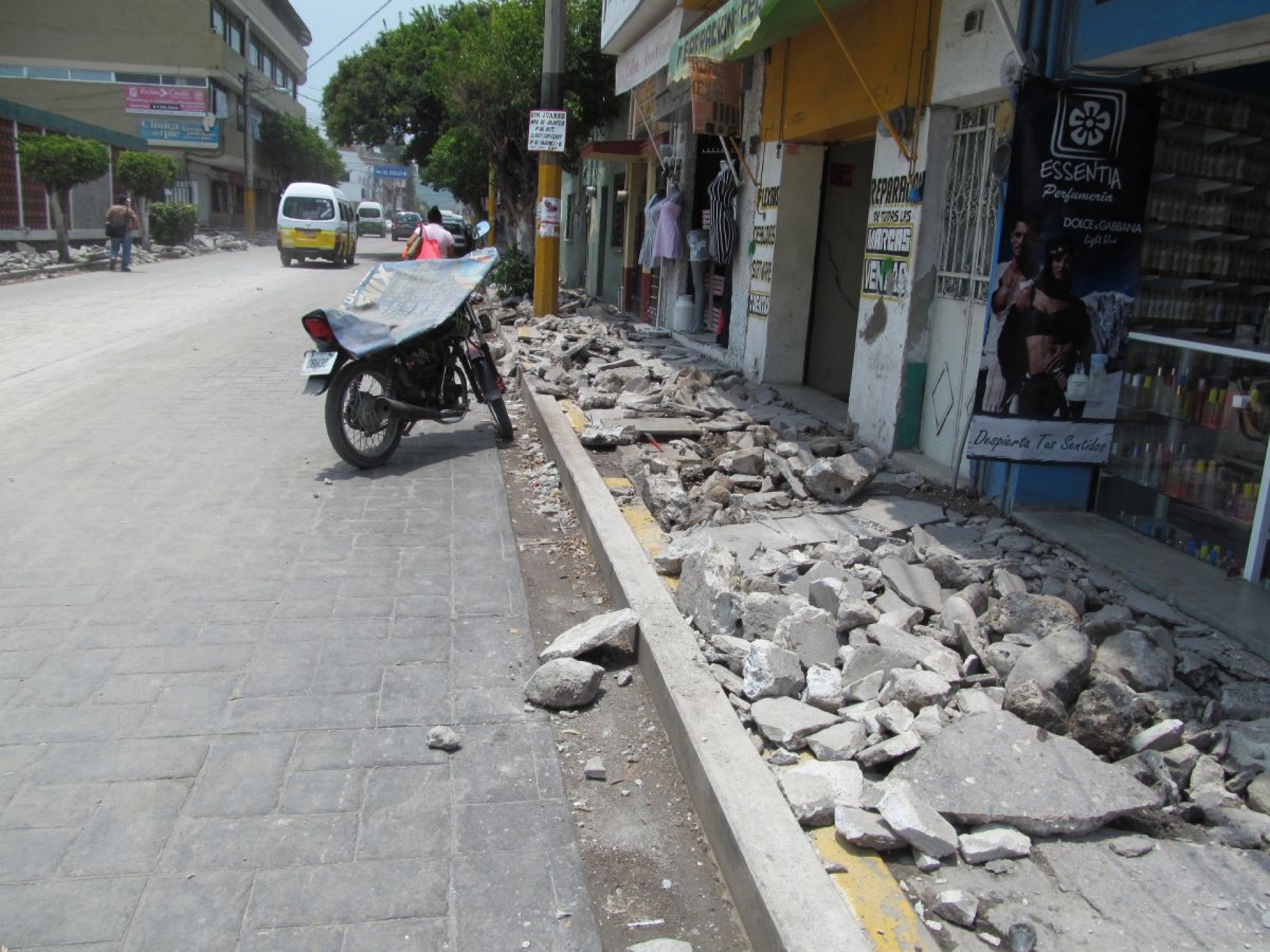 Desesperan comerciantes por retraso en obras