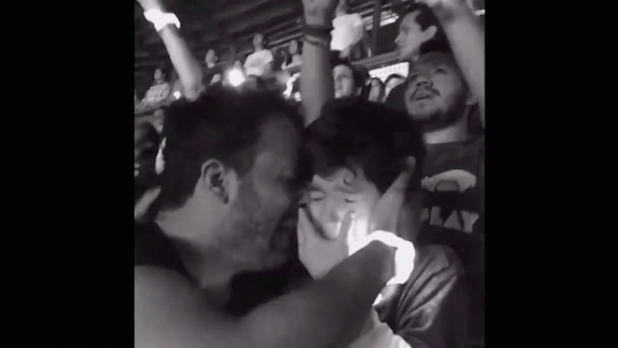 El emotivo video de un padre que llevó a su hijo con autismo a ver a Coldplay