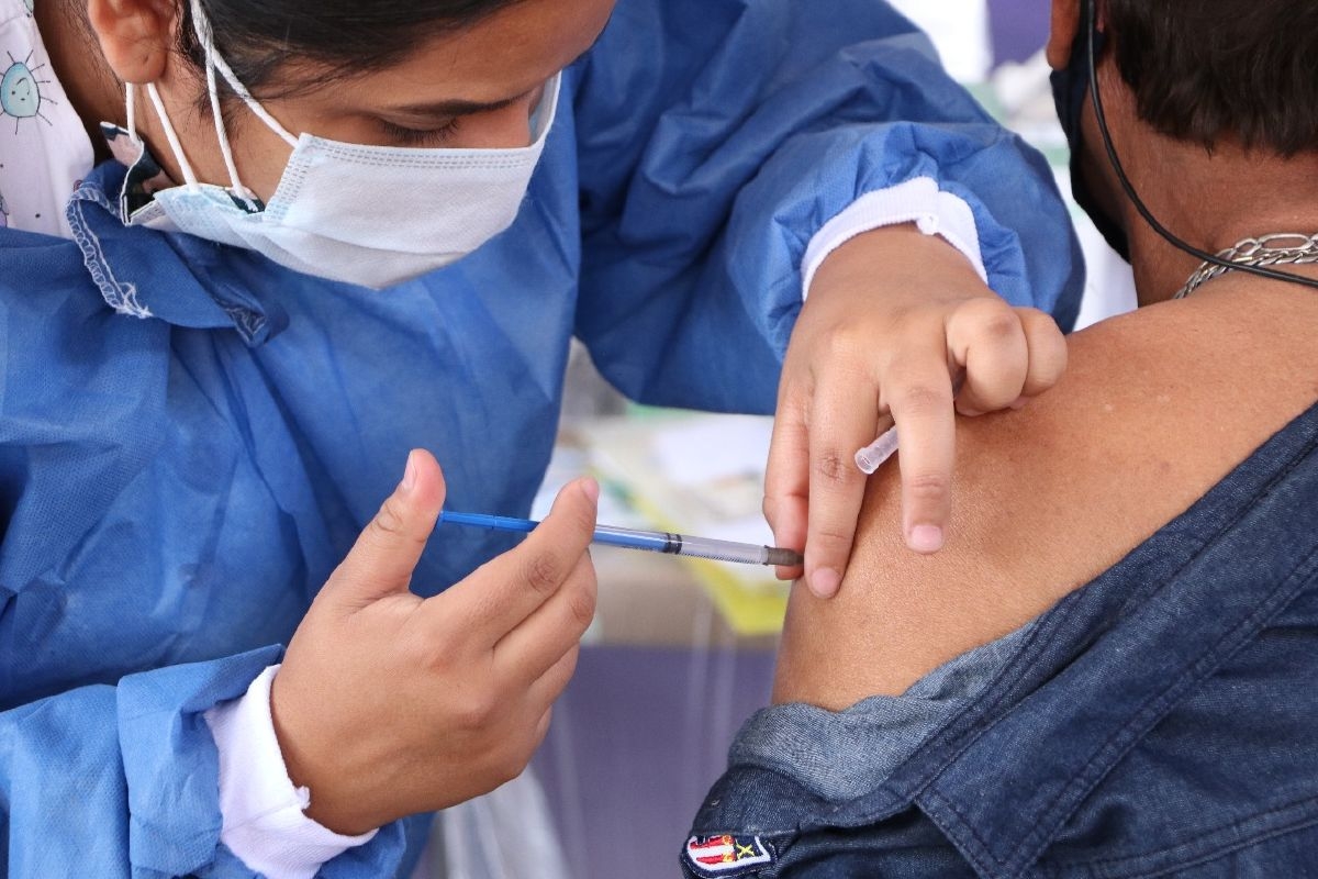 Exigen vacunación para trabajadores de salud