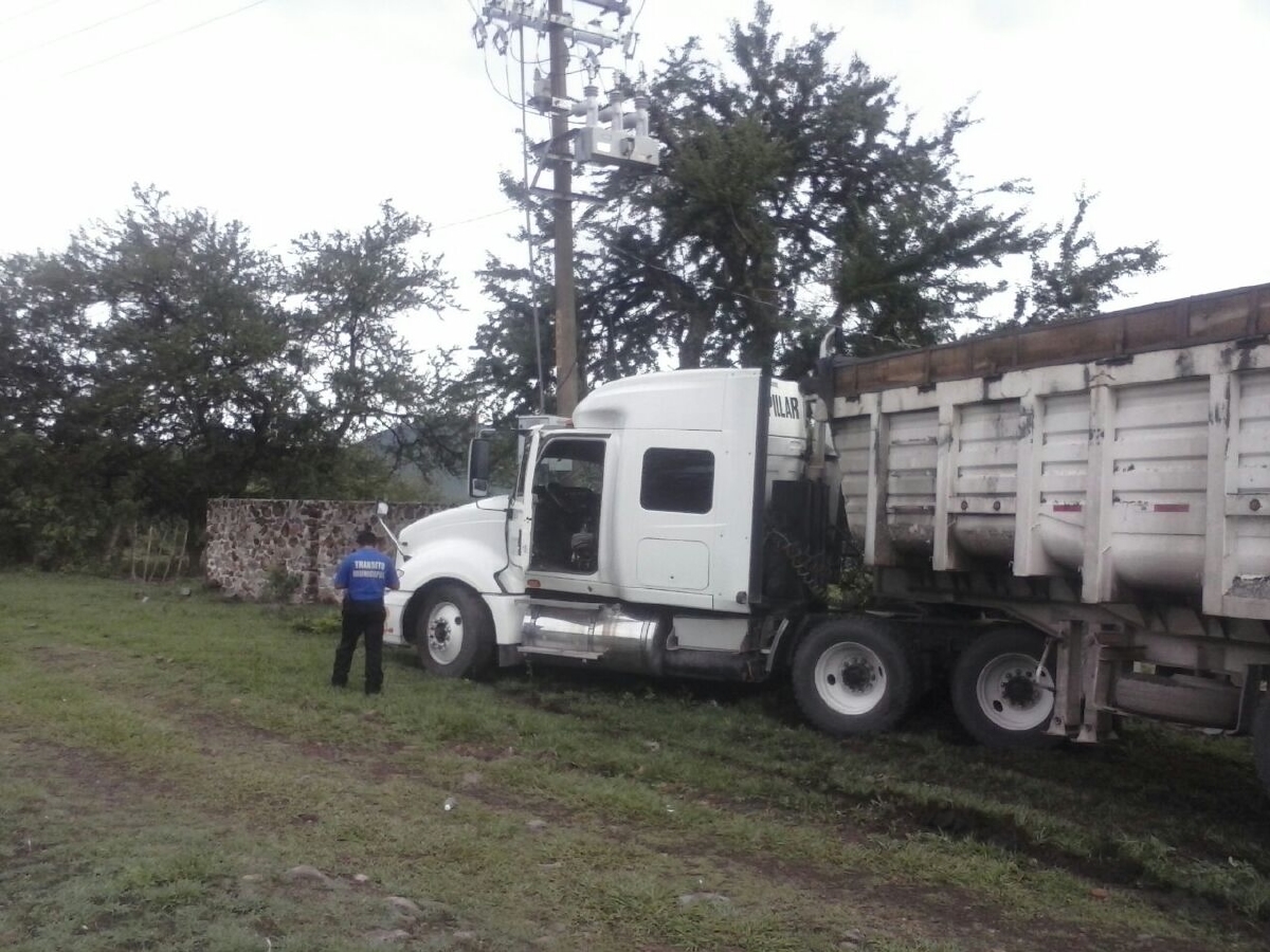 Un tráiler se impactó contra un árbol en Coatlán del Río