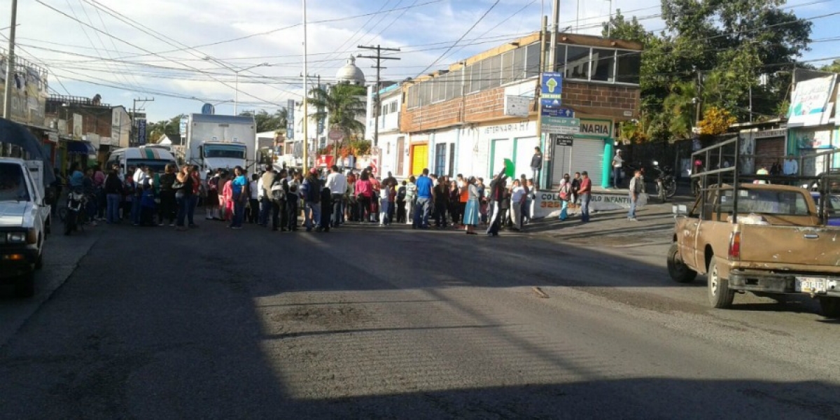 Bloquean padres de familia la carretera Cuernavaca-Acapulco; demandan pago del recurso para eliminar cuotas escolares