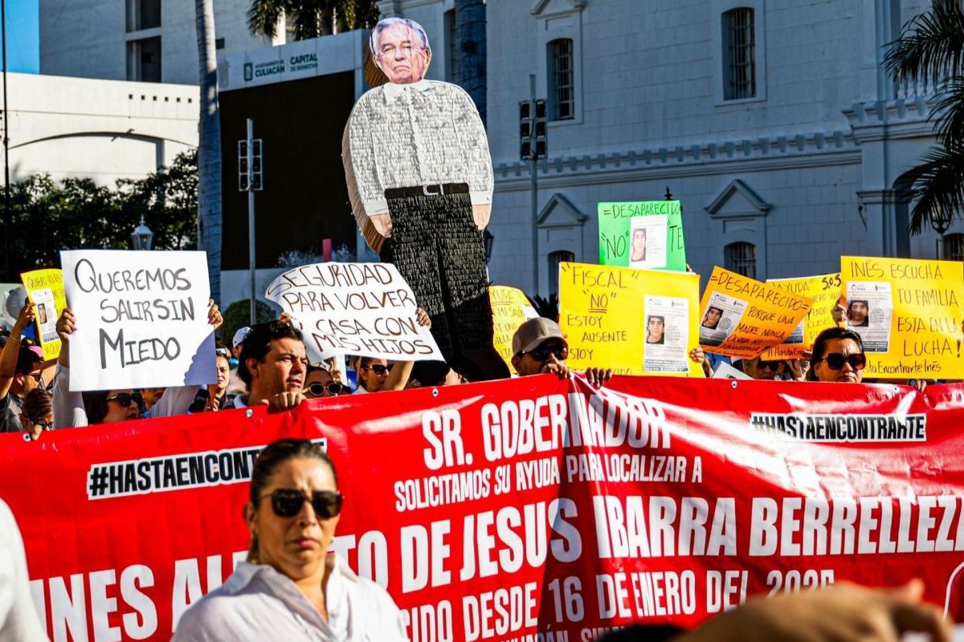 Protestan en Culiacán contra violencia y queman piñata de Rubén Rocha