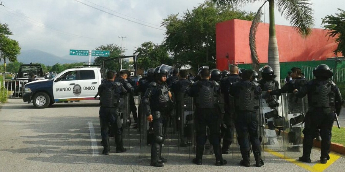 Resguardan policías acceso al Centro de Convenciones, ante la presencia de caravana del FAM