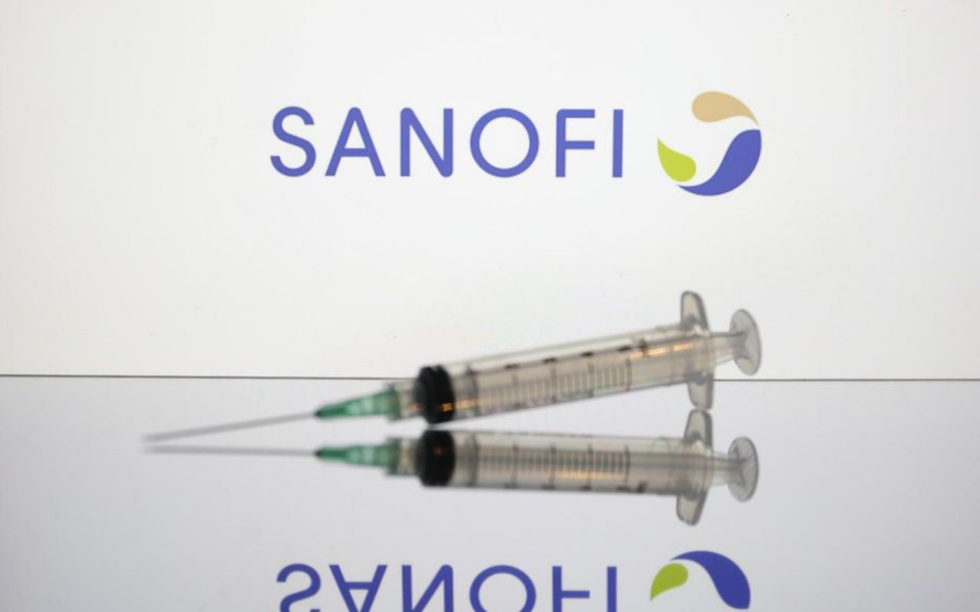 Sanofi se une a Pfizer para producir 100 millones de vacunas
