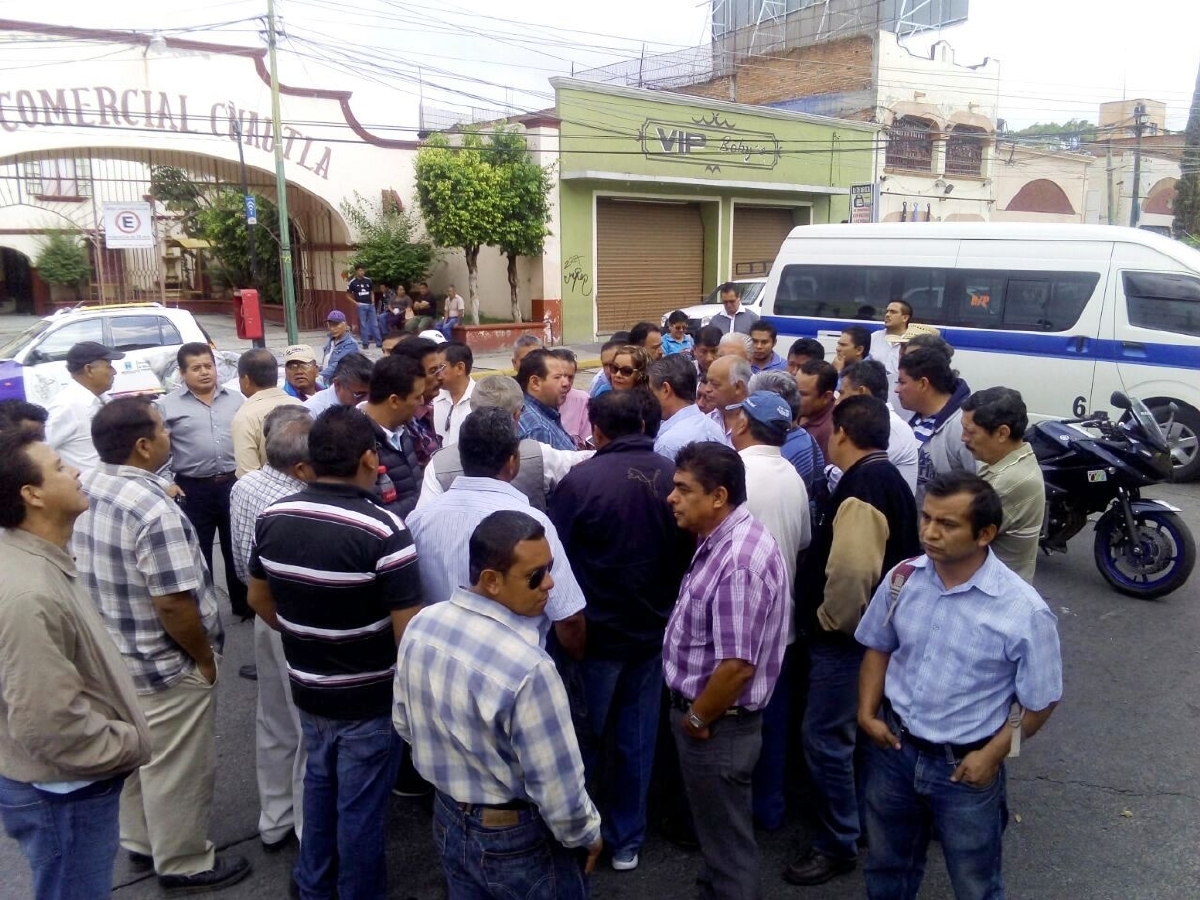 Bloquean transportistas instalaciones de la SMyT en Cuautla