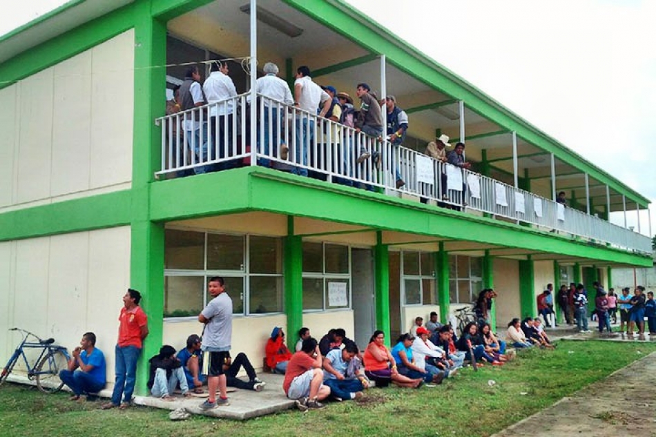 Con palos y machetes recuperan escuela en Amilcingo