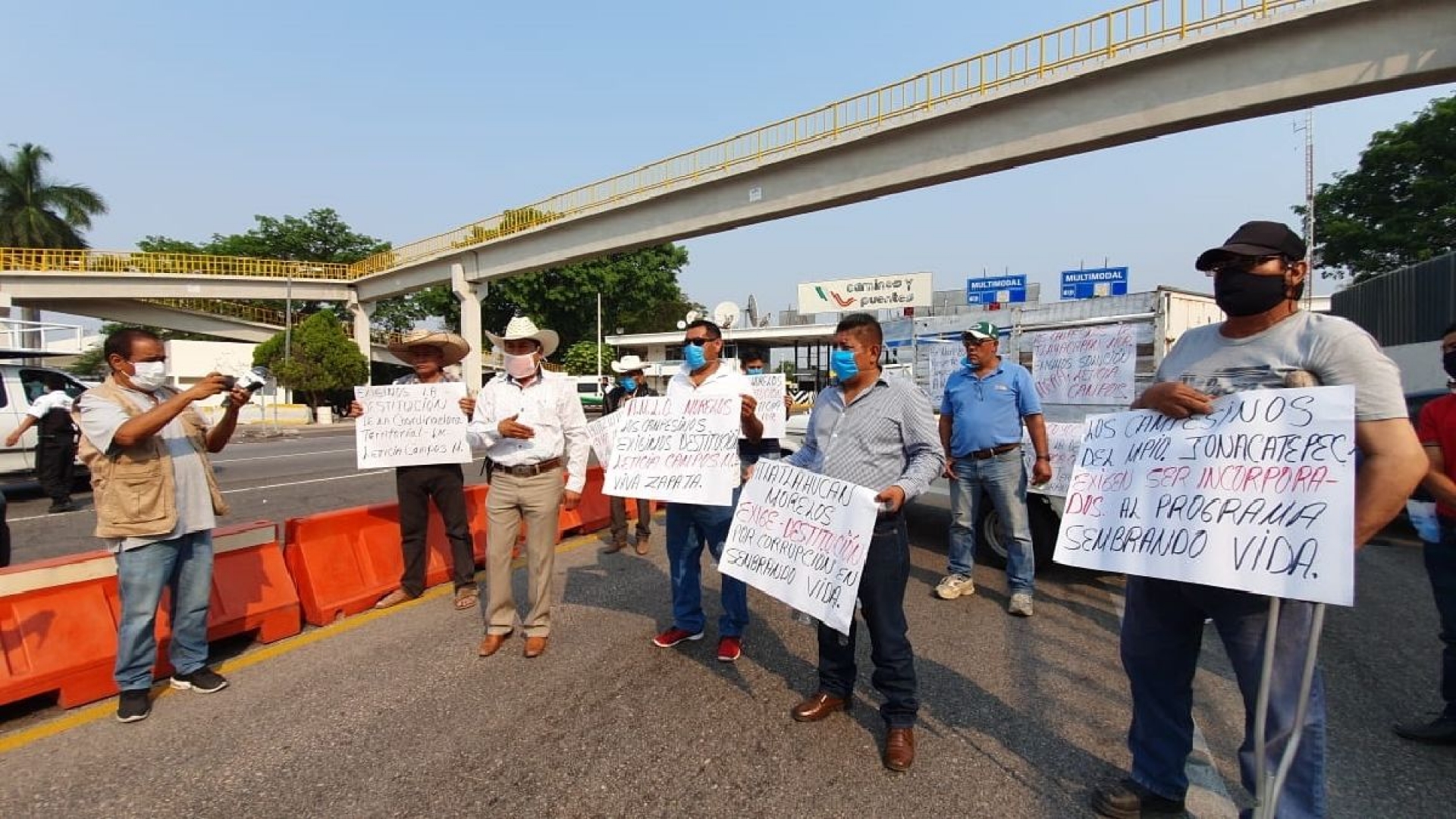 Ejidatarios de la región oriente bloquean la autopista La Pera-Cuautla